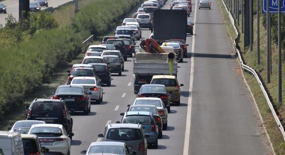 Torlódik a forgalom az M7-es autópályán a főváros felé