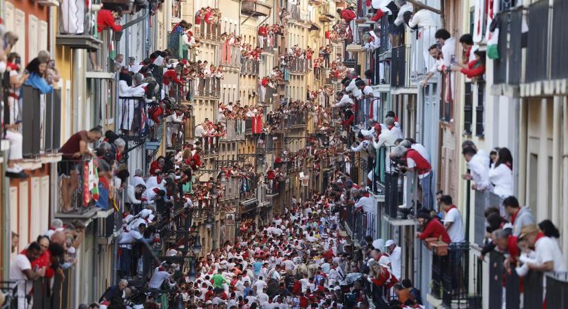 Elkezdődött a San Fermín, Spanyolország legveszélyesebb fesztiválja: már az első bikafuttatást is megtartották – fotók