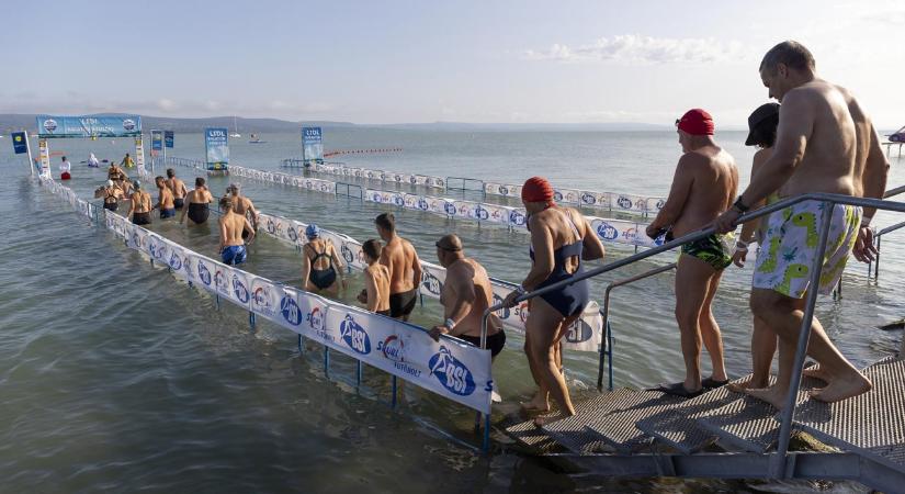 Háborognak a családosok a Balaton-átúszás horrorárai miatt