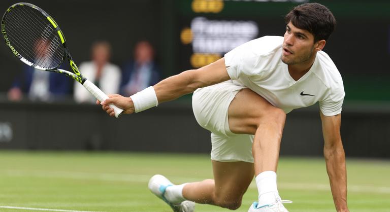 Őrült párbaj Wimbledonban, újabb kemény tesztet teljesített a címvédő