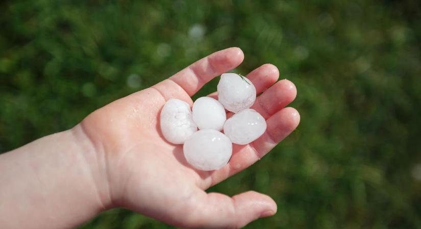 Éjszakai sötétség borult Szekszárdra, tojás nagyságú jég esett