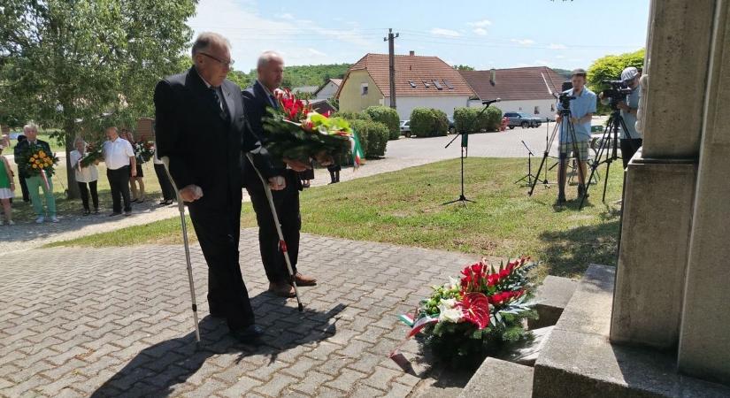 Koszorúzás a nemzetiségi hétvégén Ajkán