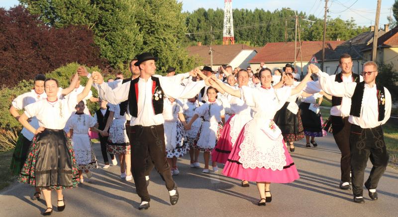 Százak perdültek táncra Hajóson, a Hajoscher Tracht- und Tanztag–on - Fergeteges Népviselet és Tánc Napja