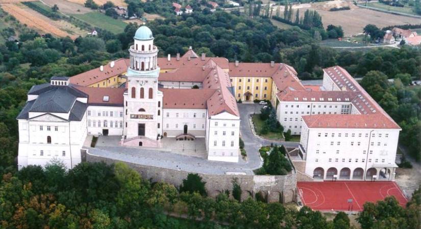 Röhrig Géza, Mácsai Pál, Molnár Piroska részvételével a Pannonhalmi Főapátság 3 napon át ünnepli a 800 éves bazilikát