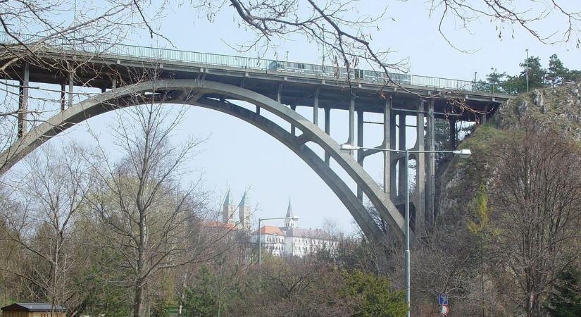 Tragédia – A mélybe ugrott egy férfi a veszprémi viaduktról