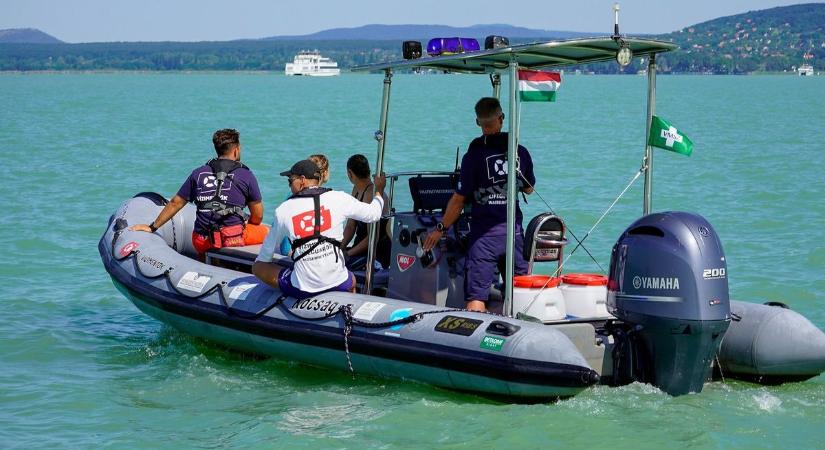 Csatárláncba állva keresték együtt strandolók és vízimentők az eltűnt kisfiút a Balatonon