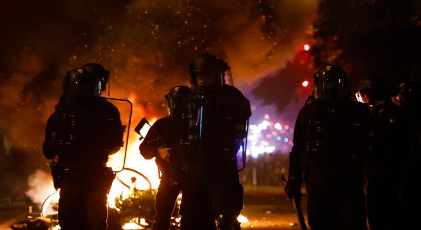 Óriási káosz és rohamrendőrök: lángokban állt Párizs a francia választás után