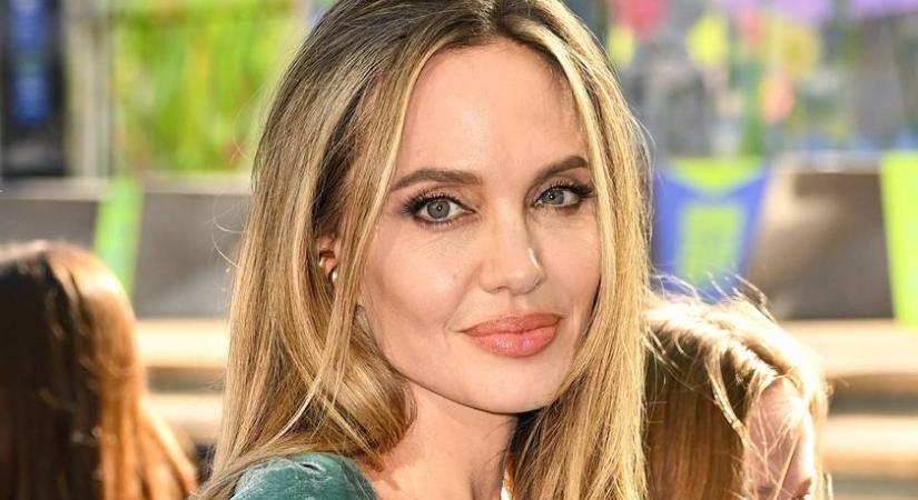 Angelina Jolie 15 éves fiára alig ismerni rá: Knox magasabb, mint az anyja