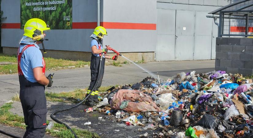 Kigyulladt a szemét egy kukásautóban, Komáromban (FOTÓK)