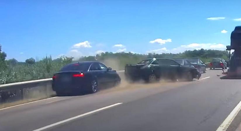 Nagy volt a pánik, miután belecsapódott egy konvojba az autós az M5-ösön - videón a tanulságos baleset