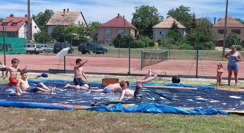 Gyerekzsivaj töltötte be a sáregresi sportpályát