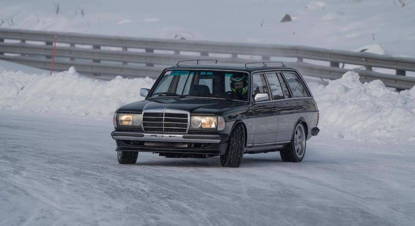 Nézd, ahogy ez a szép, öreg 123-as Mercedes megfutja a 300 km/h-t