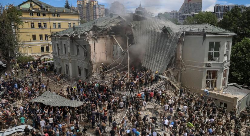 „Vlagyimir Putyin orosz elnök üdvözletét küldi a NATO-csúcsnak egy gyermekkórház bombázásával”