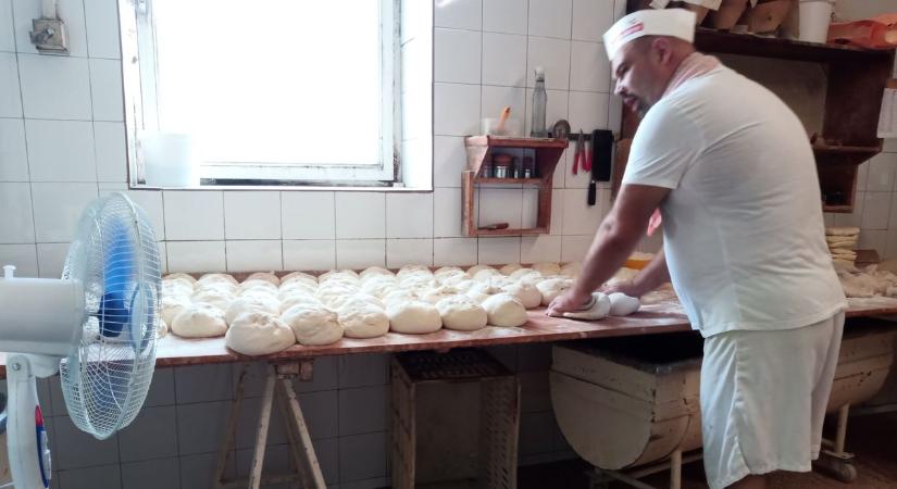 Ahol nincs menekvés a kánikula elől: klíma nélkül, 200 fokos kemencék mellett dolgoznak a pékek