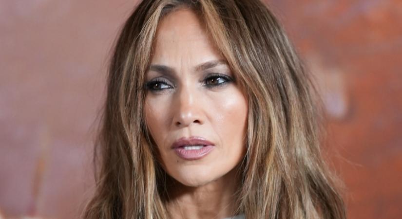 Mindenki ilyen kalapban lesz idén: Jennifer Lopez már beszerezte