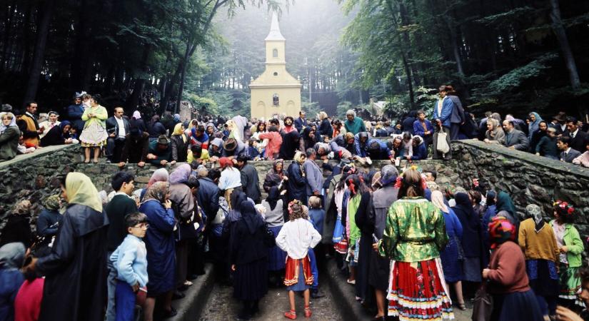 Retró fotókon a romák fővárosa: arcok a csatkai cigánybúcsú múltjából