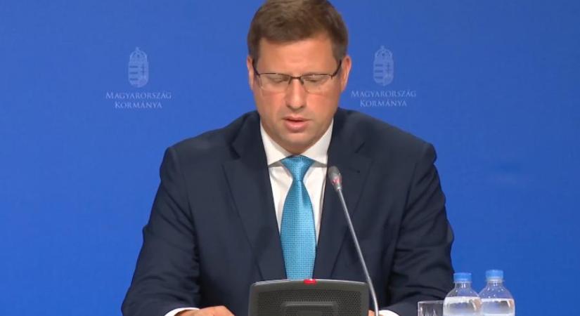 Gulyás Gergely szavait úgy lehet értelmezni, hogy a már 2022-ben kirótt „extraprofitadók” mértéke nem változik