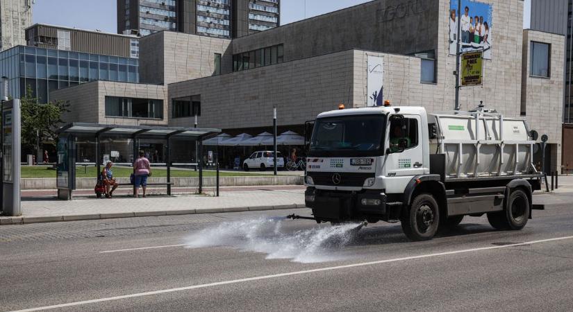 Hőségriadó: locsolják az utakat és reggel hatkor kezdik a fűnyírást a közterületeken – videóval