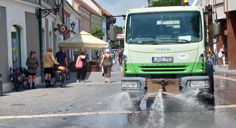 Locsolóautók járják Eger utcáit