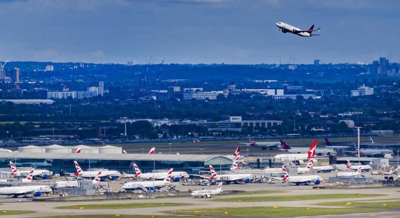 A Heathrow és a Gatwick reptéren is utasok ezreit érintik a járattörlések