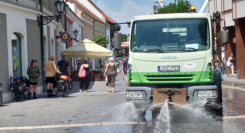 Locsolóautóval enyhít a hőségen az egri városgondozás