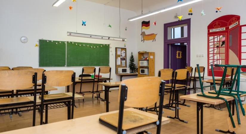 Mennie kell annak az iskolaigazgatónak, aki tanárként alkalmazta a pedofilügyben kényszerítésért elítélt Kónya Endrét