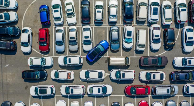 Százezres bírságok repkedhetnek a rossz parkolásért: figyelem, durván nőnek a közúti bírságok!