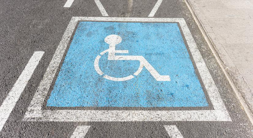 Brutális bírságolás: egy minimálbérbe fog fájni a mozgáskorlátozott parkoló elfoglalása