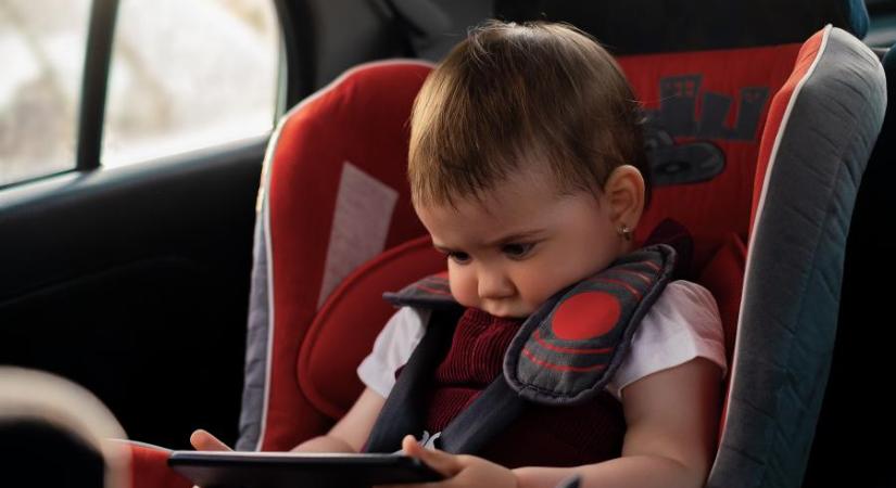 „Ha nincs figyelem, nincs semmi” – Az okostelefon ott van a babakocsikban, már a legkisebbeknél is megjelenhet a virtuális autizmus