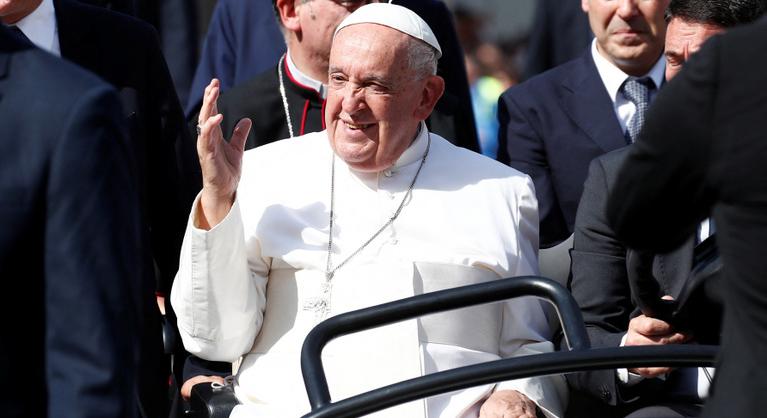 Ferenc pápa váratlanul elhagyta a Vatikánt, le is fotózták
