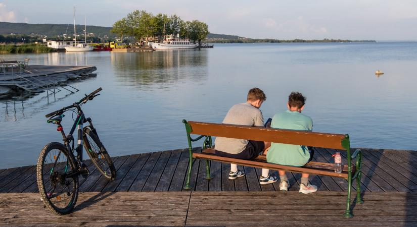 Balaton télen-nyáron – Kedvezményes áron kínálna építési telkeket fiataloknak egy falu a magyar tengernél