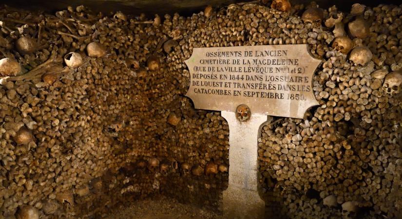 „6 millió halottnak” ad koncertet a párizsi katakombákban a Queens of the Stone Age