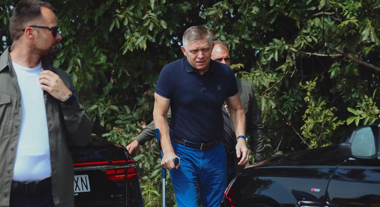 Robert Fico bottal érkezett a merénylet utáni első kormányülésére