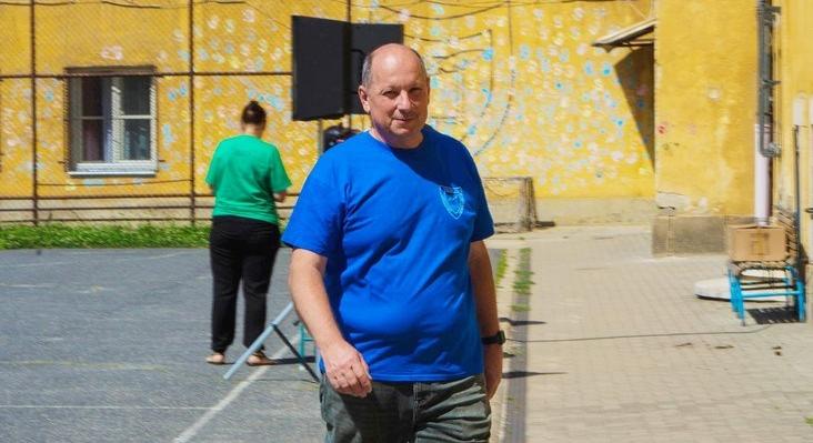 Megváltozott helyszínen és időpontban tüntetnek a Vasvári Pál Gimnázium leváltott igazgatójáért