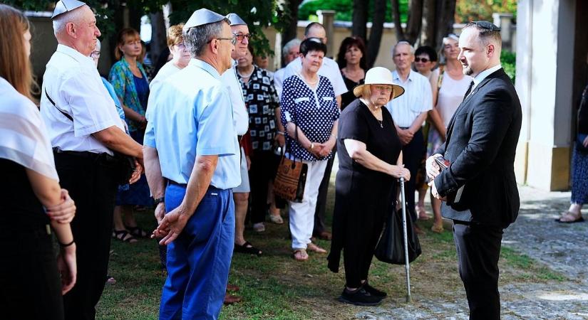 Az elhurcolt és elpusztított jánoshalmi zsidókra és cigányokra emlékeztek a gyászszertartáson – galériával