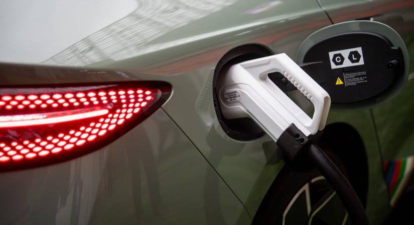 11 pontos elektromos autózást értintő csomagot készített a kormány