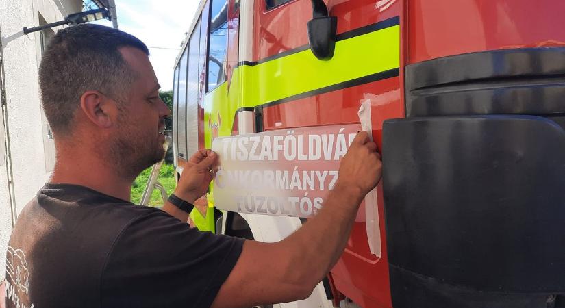 Már az utolsó simításokat végzik az új tiszaföldvári tűzoltóautón