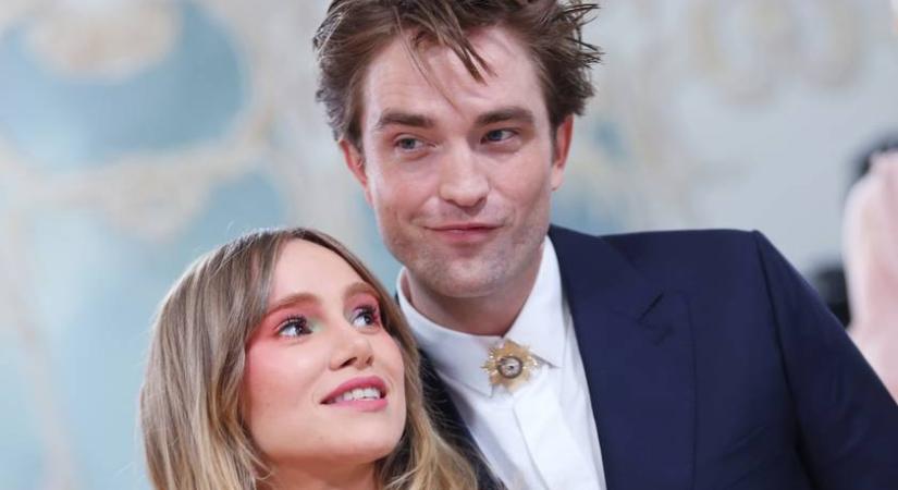 Robert Pattinson párja 4 hónappal a szülés után bikinibe bújt: ilyen most Suki Waterhouse alakja