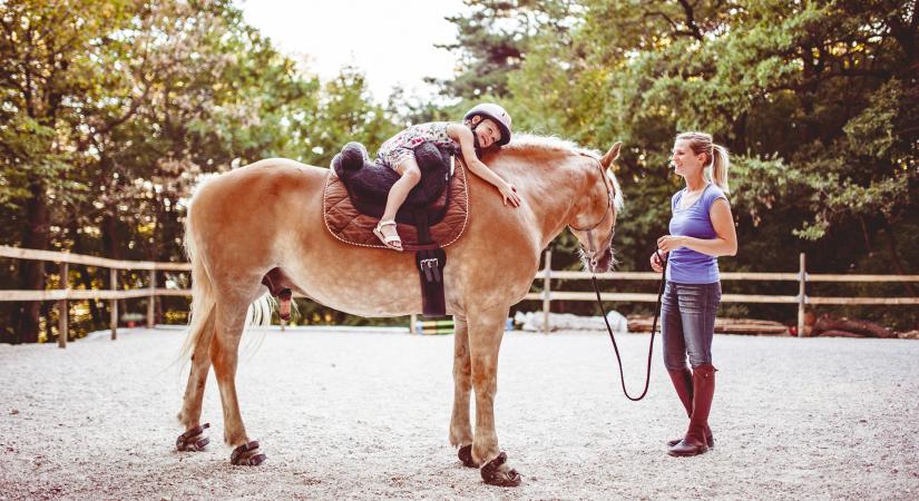 „Ha a gyerek nem érzi magát biztonságban, azt a ló is érzi” – így lehetnének biztonságosabbak a lovastáborok