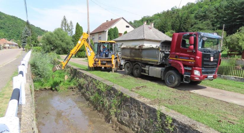 Több mint ezer méteren kotorják a Szabás patakot