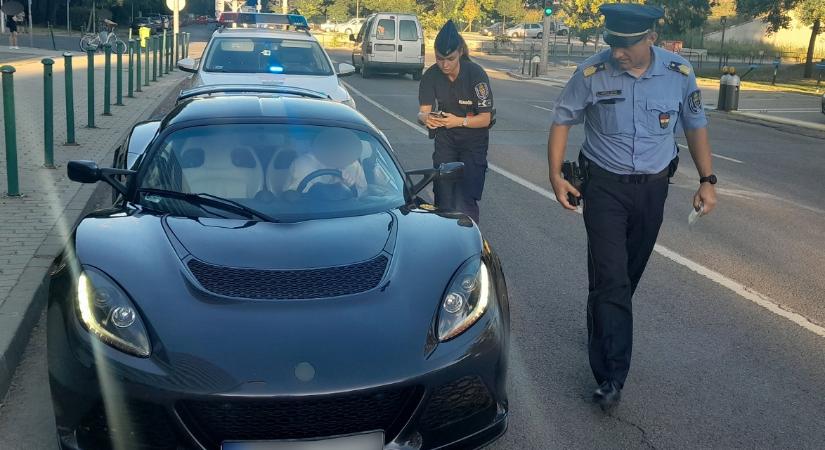 Autócsodát kapcsoltak le a rendőrök egy budapesti razzia során
