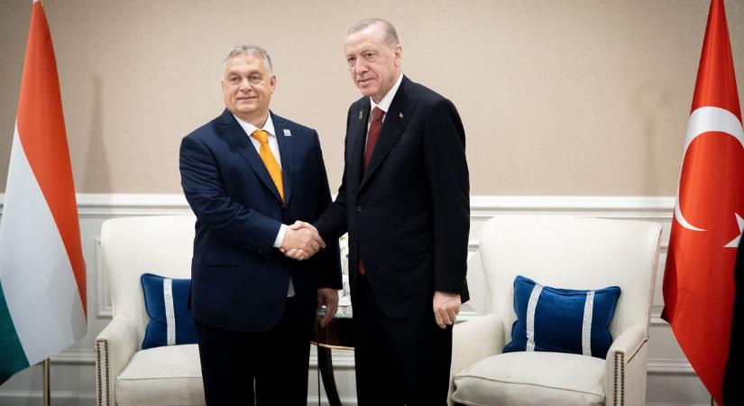 Orbán Viktor Törökország elnökével tárgyalt, a magyar békemisszió támogatását kérte
