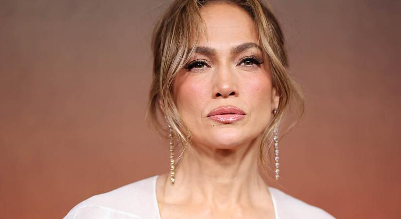 Az 54 éves Jennifer Lopez diáklánynak öltözött: a ’90-es évek vagány stílusát idézi meg