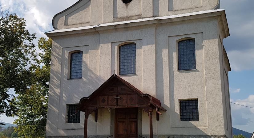 Erdőhorváti Szent Kereszt Templom: A Zemplén Vallási és Történelmi Ékszere