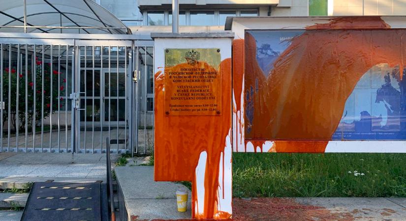„Vérrel” öntötték le a prágai orosz nagykövetséget