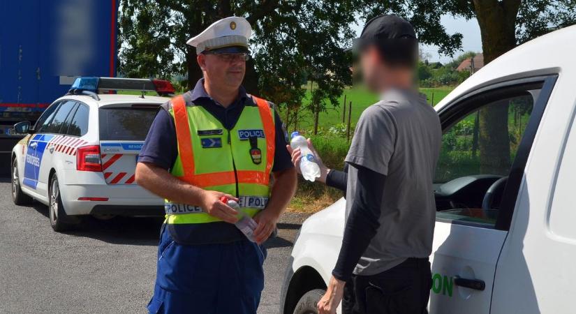 Hűsítővel és hasznos tanácsokkal segítettek a berettyóújfalui rendőrök a hőségben