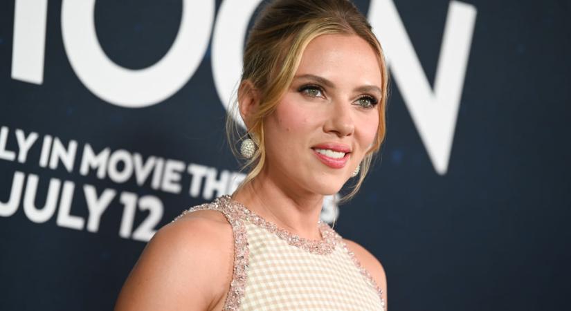 Scarlett Johansson kétrészes Prada ruhában ragyogott a vörös szőnyegen