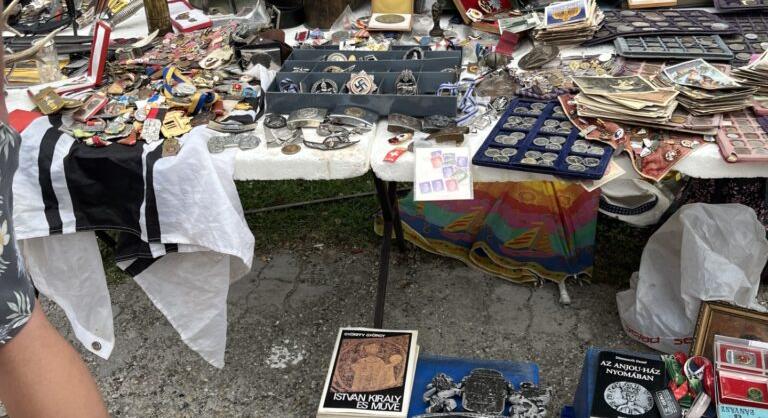 Náci relikviákat árusítanak a fonyódi piacon