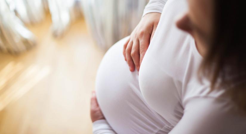 Felfüggesztett börtönbüntetést kapott a pécsi szülészorvos: terhes nők tucatjait húzott le