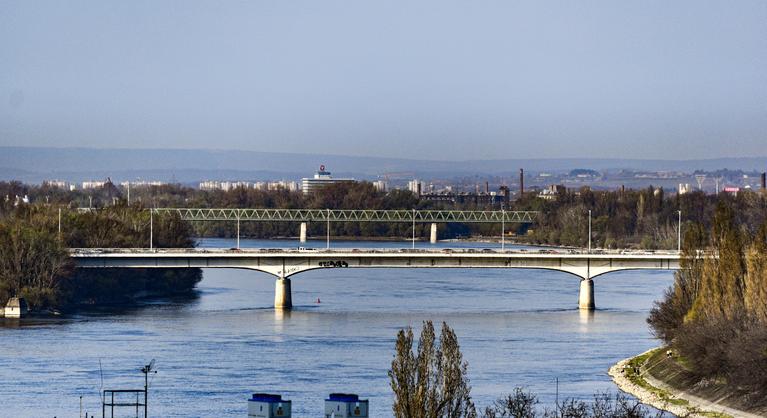 Újabb baleset történt az Árpád-hídon, elgázoltak egy biciklist